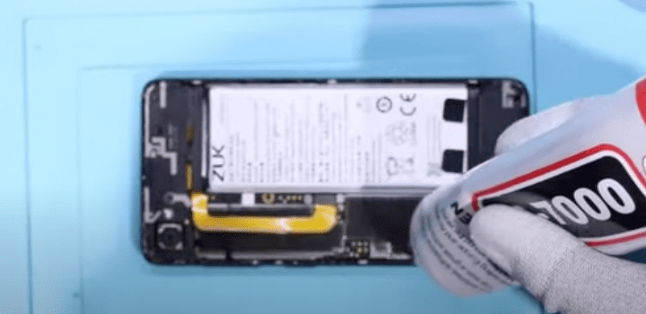 Cambiar la batería de un celular sellado